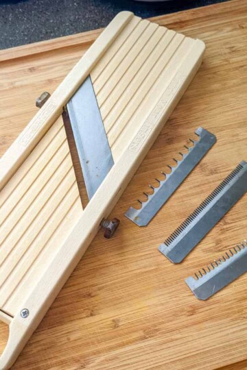Japanese mandoline with blades
