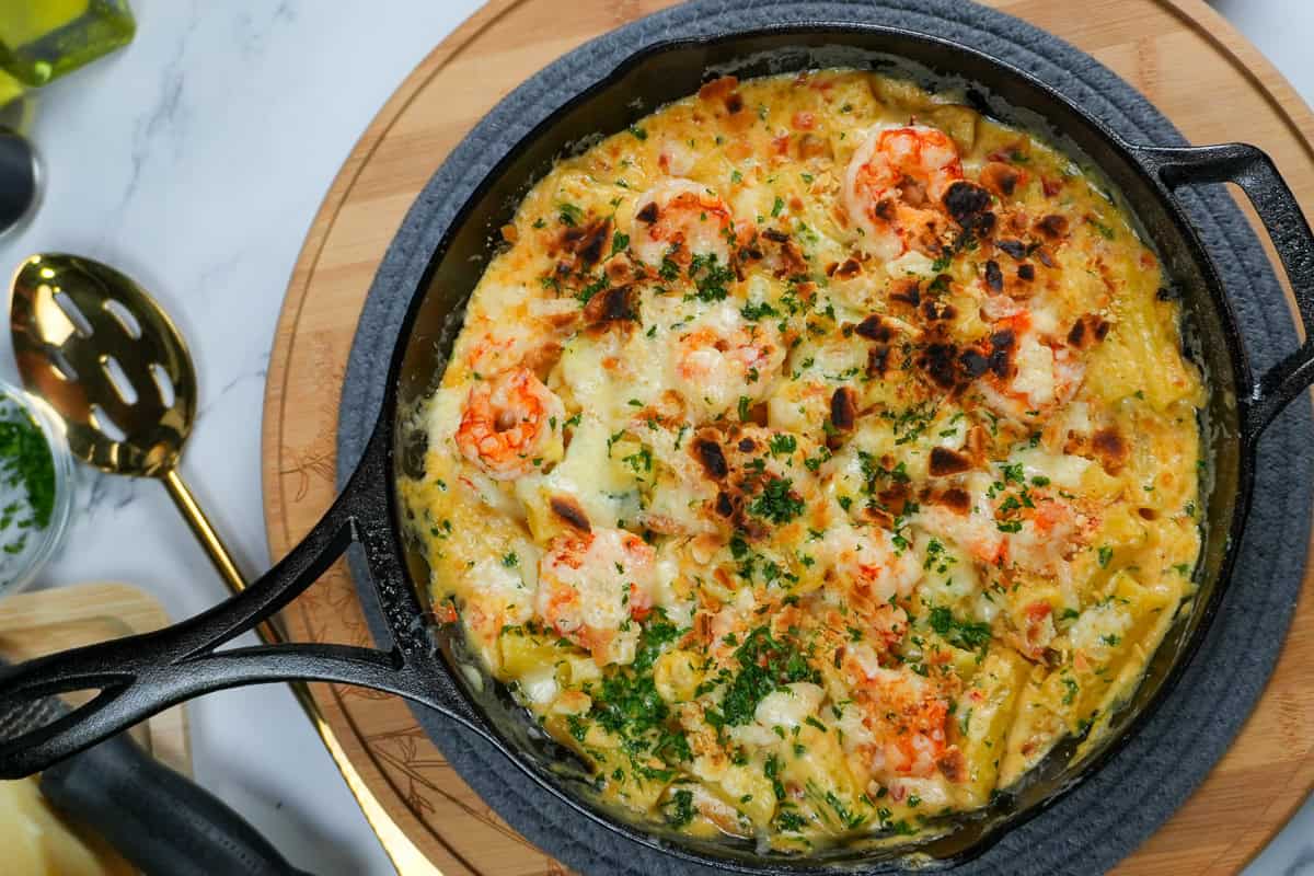 haitian style white mac and cheese with argentinian red shrimp in a lodge cast iron blacklock 10.25 inch skillet.