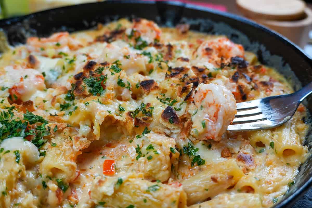 haitian style white mac and cheese with argentinian red shrimp in a lodge cast iron blacklock 10.25 inch skillet.