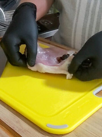showing a fat line on the side of chicken thigh.