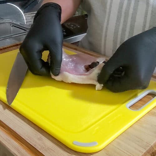 showing a fat line on the side of chicken thigh.