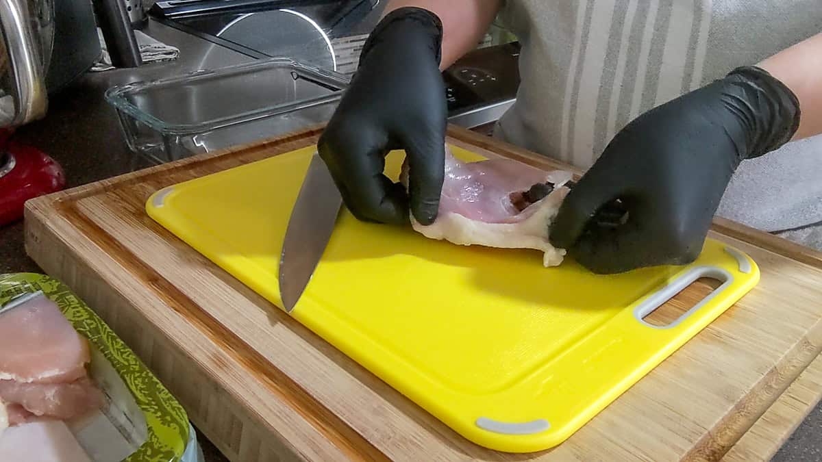 showing a fat line on the side of chicken thigh.
